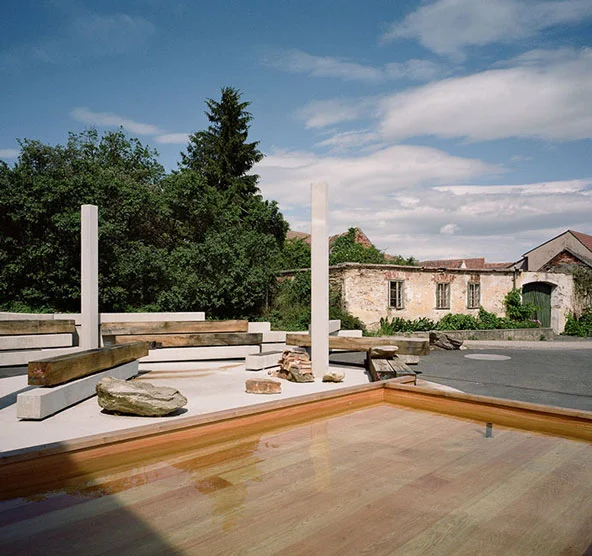 Wasserbecken und Feuerstelle, Dorfplatz Meiseldorf